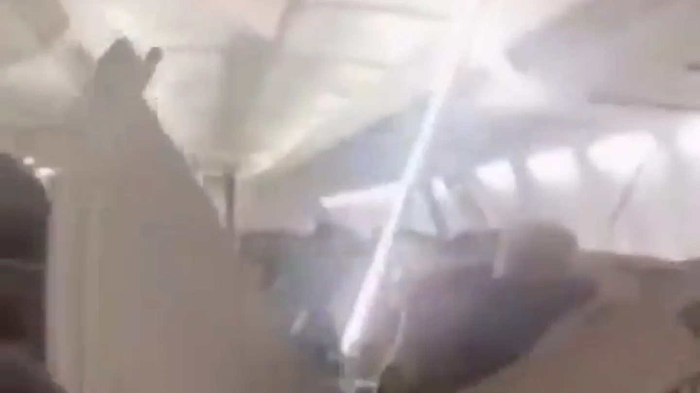 El vídeo del momento en el que el techo de un avión iraní se desprende en pleno vuelo El vídeo del momento en el que el techo de un avión iraní se desprende en pleno vuelo