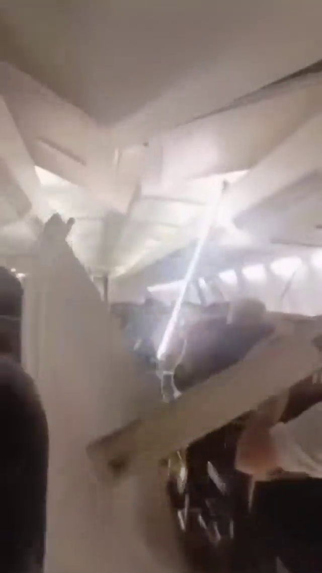 El vídeo del momento en el que el techo de un avión iraní se desprende en pleno vuelo El vídeo del momento en el que el techo de un avión iraní se desprende en pleno vuelo