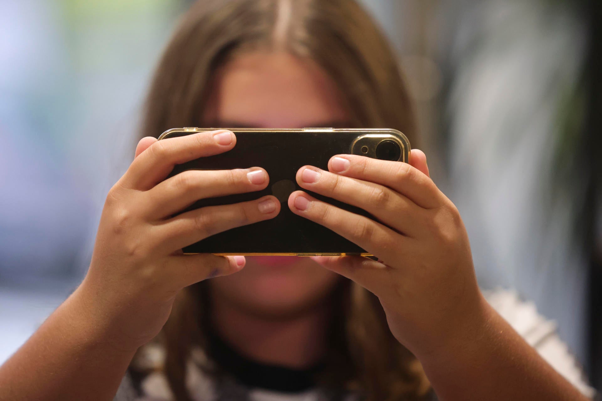 La Unión Europea prohibirá las redes sociales a los menores de 13 años y limitará su acceso hasta los 15 La Unión Europea prohibirá las redes sociales a los menores de 13 años y limitará su acceso hasta los 15