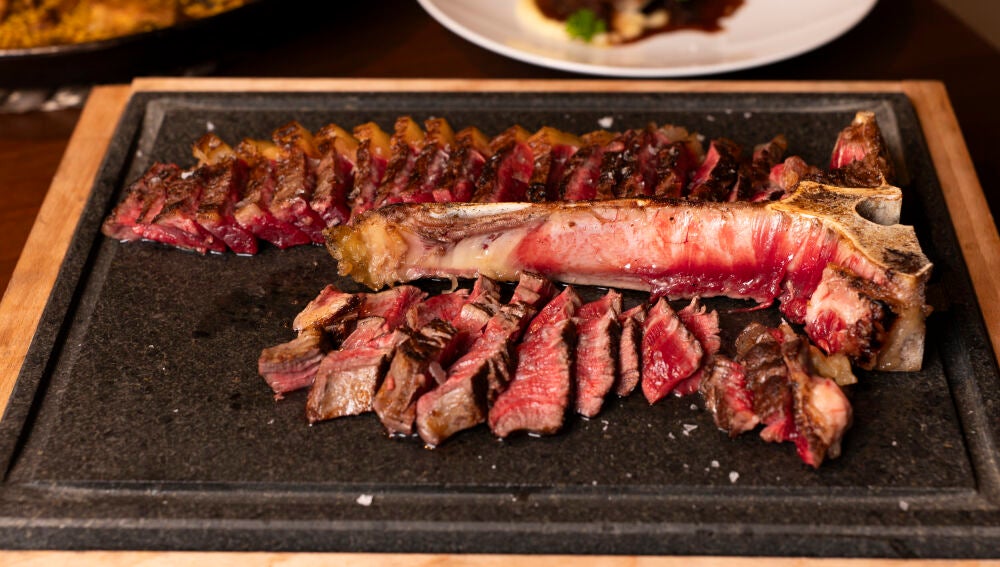 Corte de carne madurada a la brasa servido sobre piedra caliente