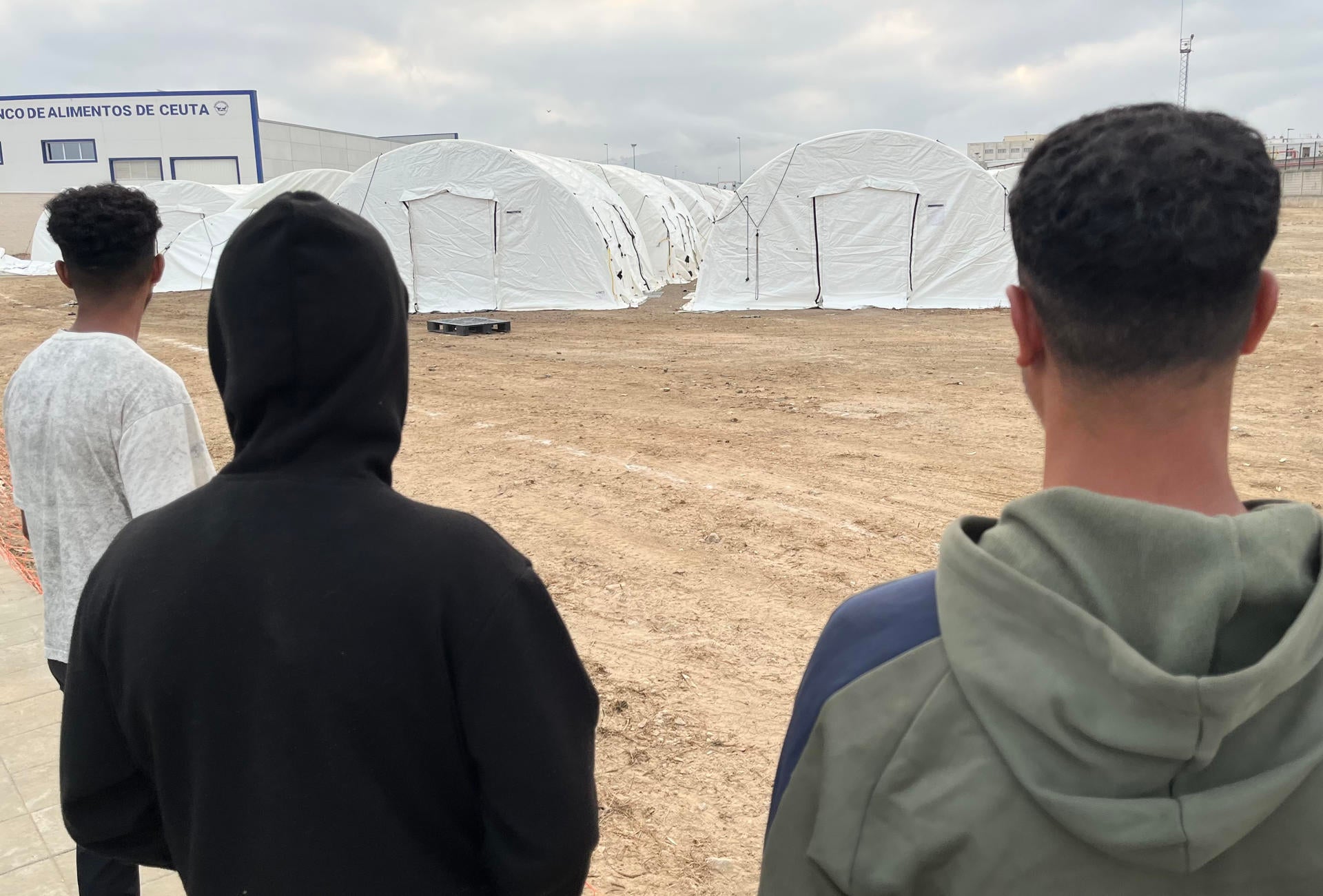 La Audiencia Nacional paraliza el campamento para un millar de migrantes que Óscar Puente pretendía instalar en el puerto de Ceuta La Audiencia Nacional paraliza el campamento para un millar de migrantes que Óscar Puente pretendía instalar en el puerto de Ceuta