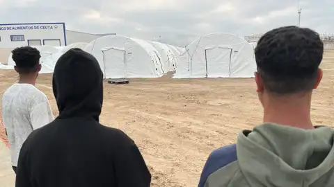 Tres jóvenes esperan ser realojados en el nuevo campamento del puente de Poniente Tres jóvenes esperan ser realojados en el nuevo campamento del puente de Poniente