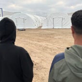 Tres jóvenes esperan ser realojados en el nuevo campamento del puente de Poniente