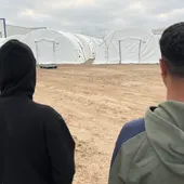 Tres jóvenes esperan ser realojados en el nuevo campamento del puente de Poniente Tres jóvenes esperan ser realojados en el nuevo campamento del puente de Poniente
