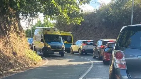 Pacientes del CHUS denuncian accesos "totalmente colapsados" al hospital compostelano y su impacto en la asistencia a las citas Pacientes del CHUS denuncian accesos "totalmente colapsados" al hospital compostelano y su impacto en la asistencia a las citas