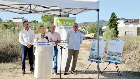 La Presidenta del Govern, Marga Prohens, en la presentación de las nuevas viviendas de alquiler público en Petra, junto al Conseller de vivienda, José Luis Mateo, y el Alcalde de Petra. La Presidenta del Govern, Marga Prohens, en la presentación de las nuevas viviendas de alquiler público en Petra, junto al Conseller de vivienda, José Luis Mateo, y el Alcalde de Petra.