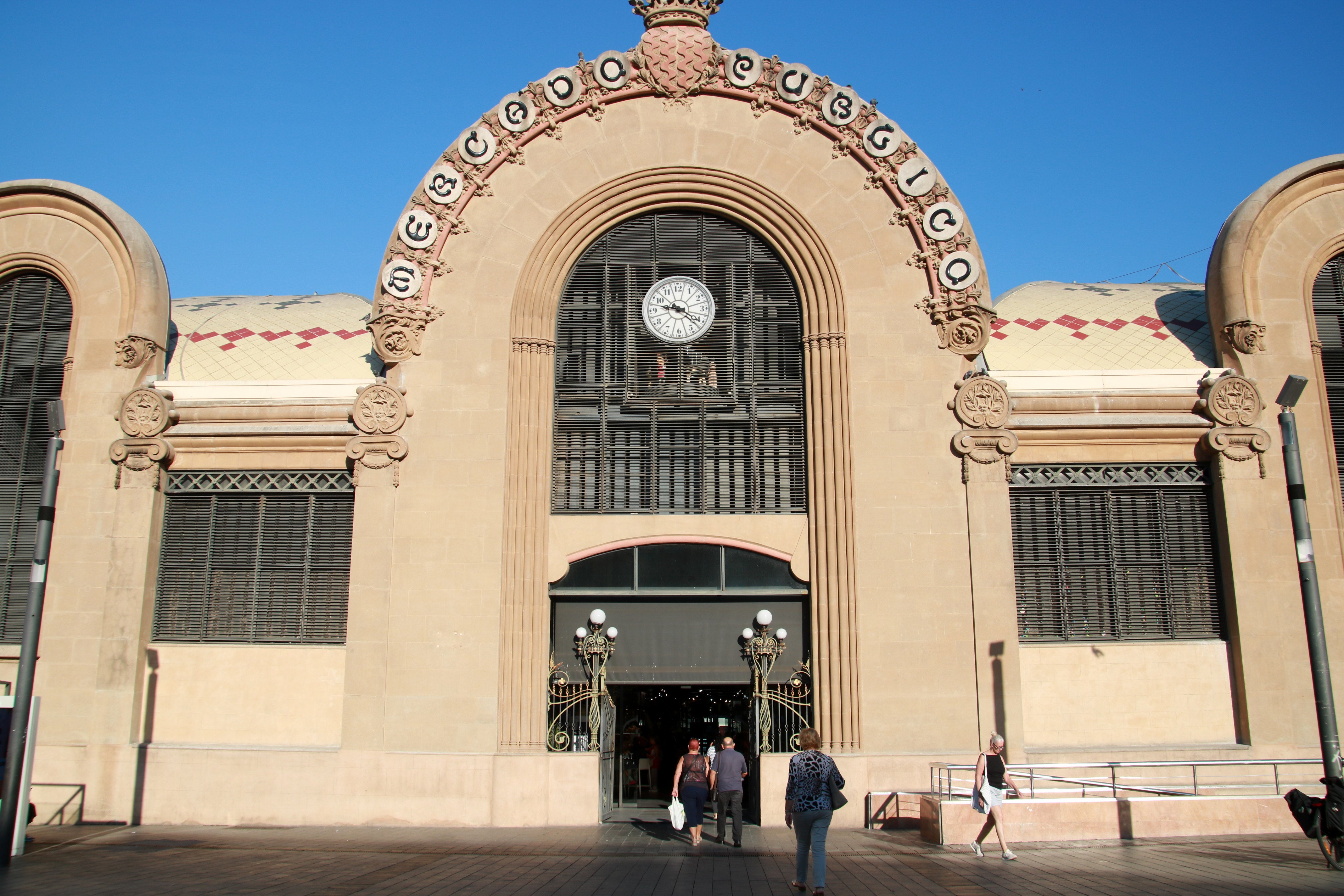 El Mercat de Tarragona reobre després de la mort d'un treballador El Mercat de Tarragona reobre després de la mort d'un treballador