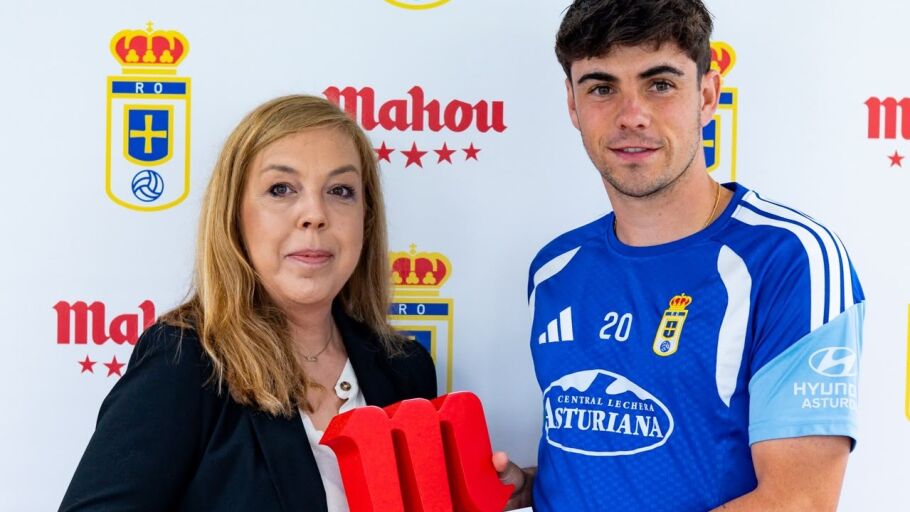 Pablo S&aacute;enz, con su premio a mejor jugador de agosto en el Oviedo
