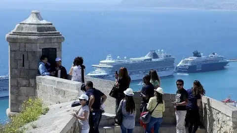 Los cruceros vistos desde el Castillo de Santa Bárbara Los cruceros vistos desde el Castillo de Santa Bárbara