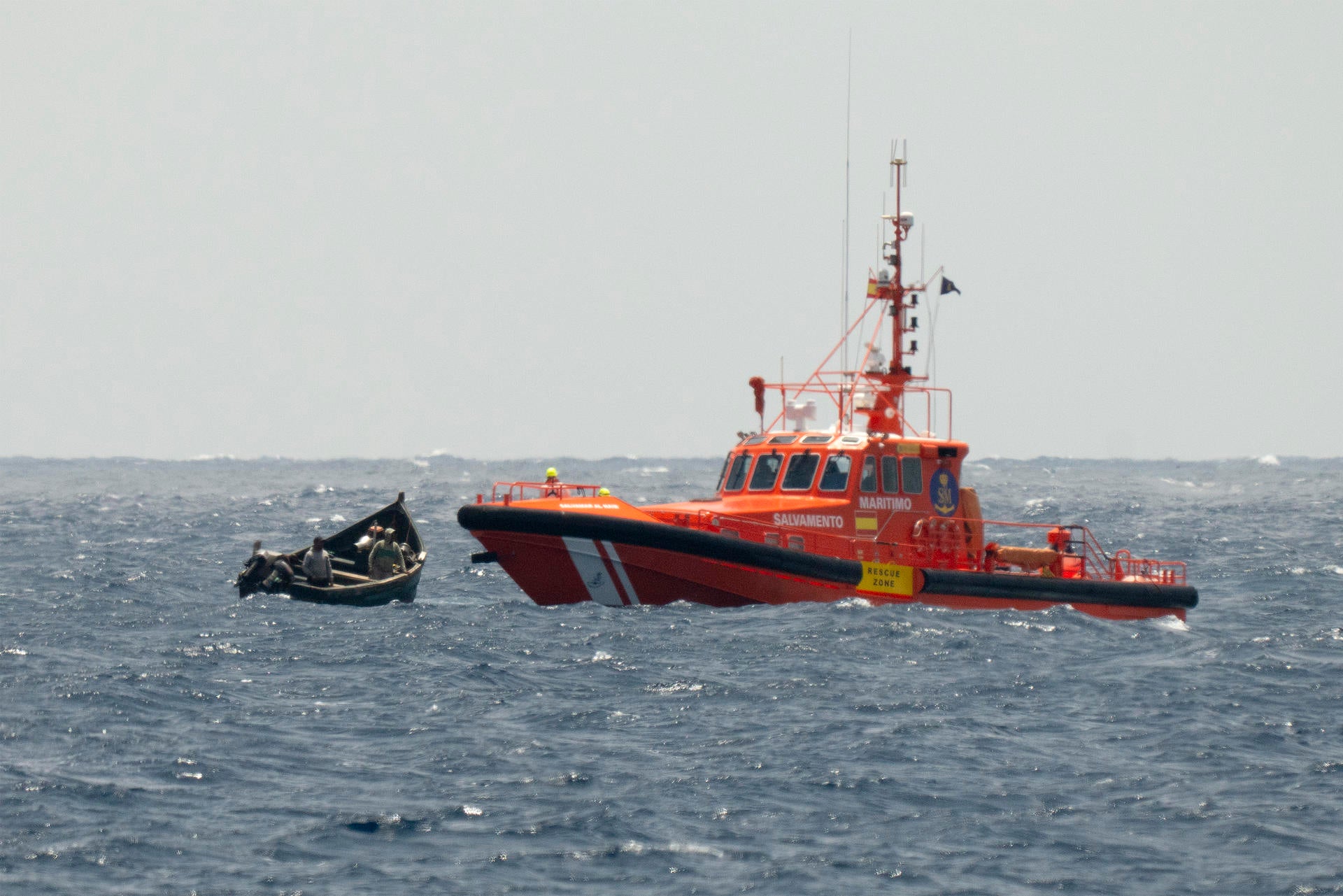 Al menos tres muertos y un herido crítico en una lancha neumática con 82 ocupantes rescatada en Lanzarote Al menos tres muertos y un herido crítico en una lancha neumática con 82 ocupantes rescatada en Lanzarote