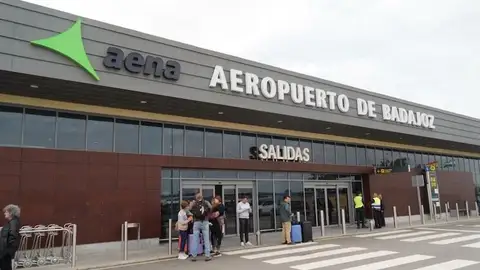 El PP de Extremadura reclama al Gobierno "inversiones reales" y "no anuncios vacíos" para el Aeropuerto de Badajoz El PP de Extremadura reclama al Gobierno "inversiones reales" y "no anuncios vacíos" para el Aeropuerto de Badajoz