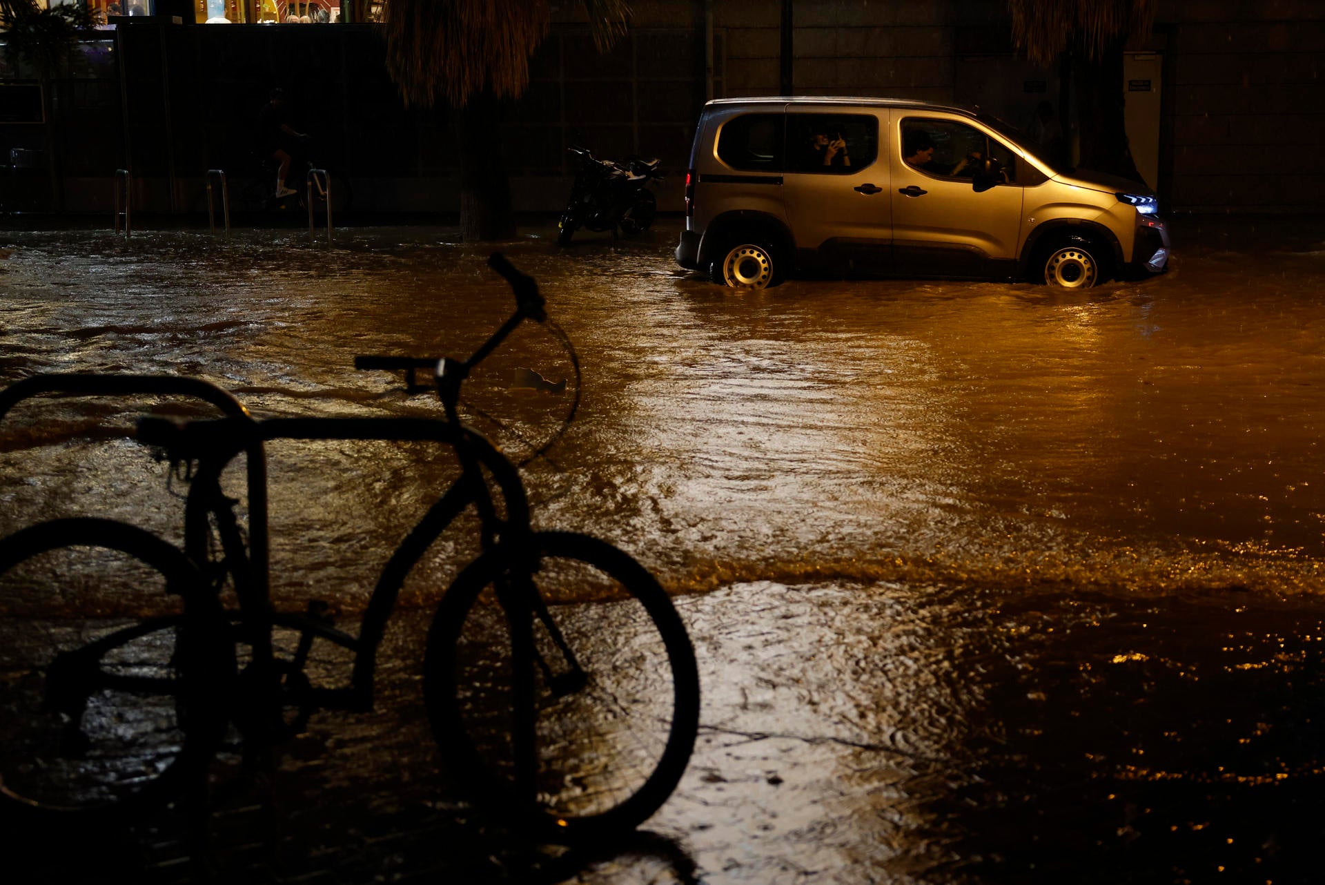 Protección civil busca a una mujer que ha sido arrastrada por el agua en Olivella (Barcelona) Protección civil busca a una mujer que ha sido arrastrada por el agua en Olivella (Barcelona)