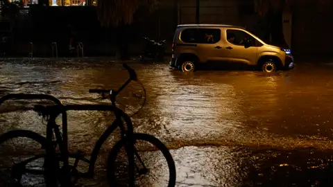 Coches circulan por una calle inundada tras las fuertes lluvias caídas en Valencia, este miércoles. Coches circulan por una calle inundada tras las fuertes lluvias caídas en Valencia, este miércoles.