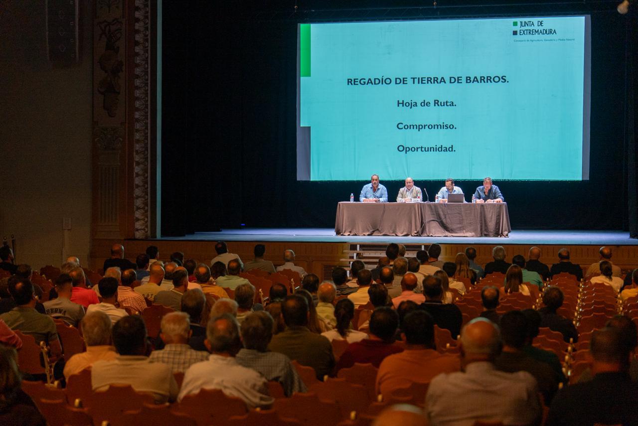 El proyecto de regadío de Tierra de Barros "es ya una realidad" con una inversión inicial de 20 millones de euros El proyecto de regadío de Tierra de Barros "es ya una realidad" con una inversión inicial de 20 millones de euros