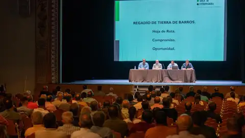 El proyecto de regadío de Tierra de Barros "es ya una realidad" con una inversión inicial de 20 millones de euros El proyecto de regadío de Tierra de Barros "es ya una realidad" con una inversión inicial de 20 millones de euros