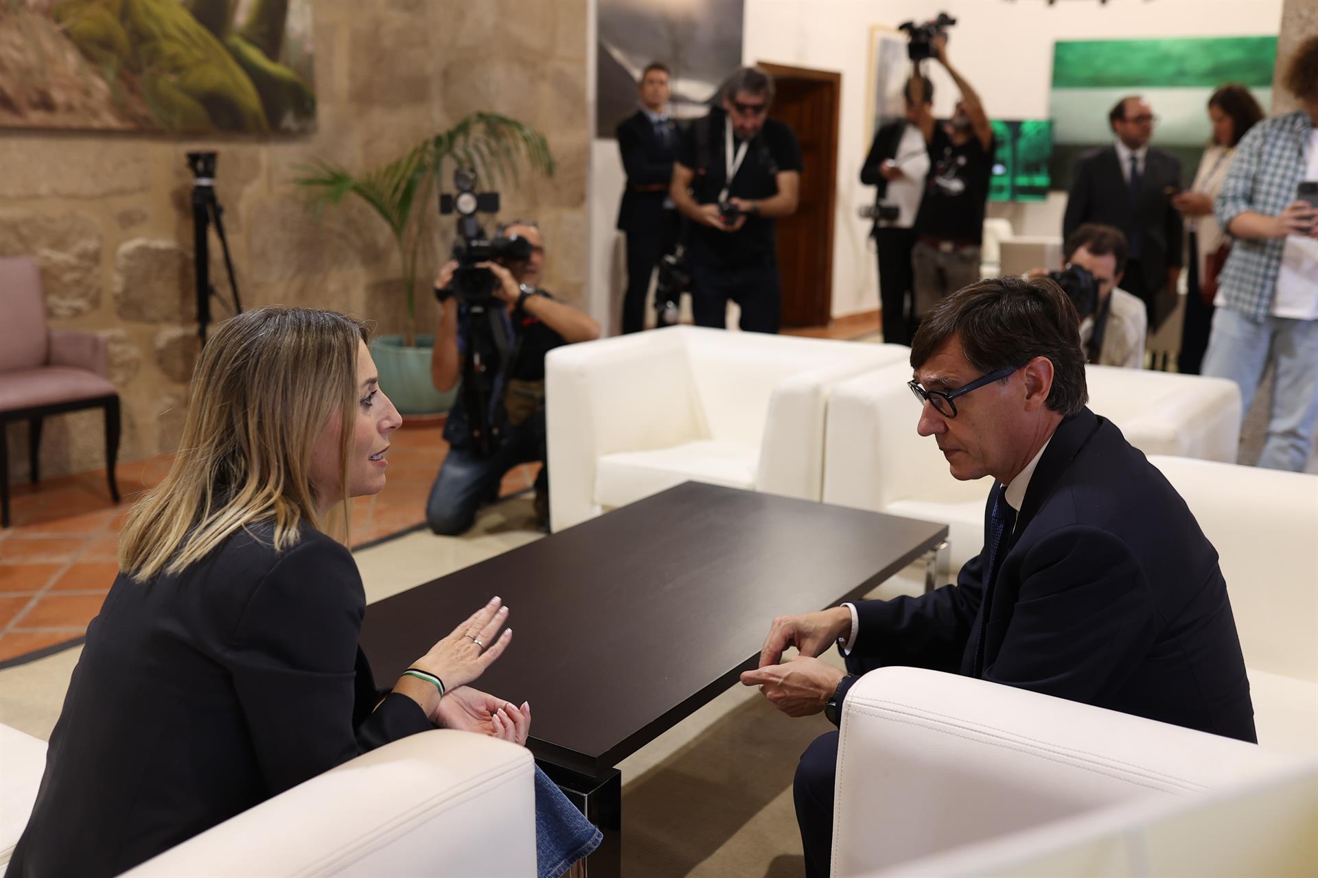 Guardiola traslada a Illa los motivos del rechazo de Extremadura al nuevo sistema de financiación autonómica Guardiola traslada a Illa los motivos del rechazo de Extremadura al nuevo sistema de financiación autonómica