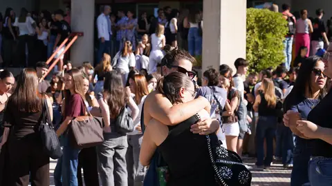 Participantes en el minuto de silencio convocado por la Universidad de Granada en memoria de la estudiante Claudia Tacoronte Aguilera, asesinada en México. Participantes en el minuto de silencio convocado por la Universidad de Granada en memoria de la estudiante Claudia Tacoronte Aguilera, asesinada en México.