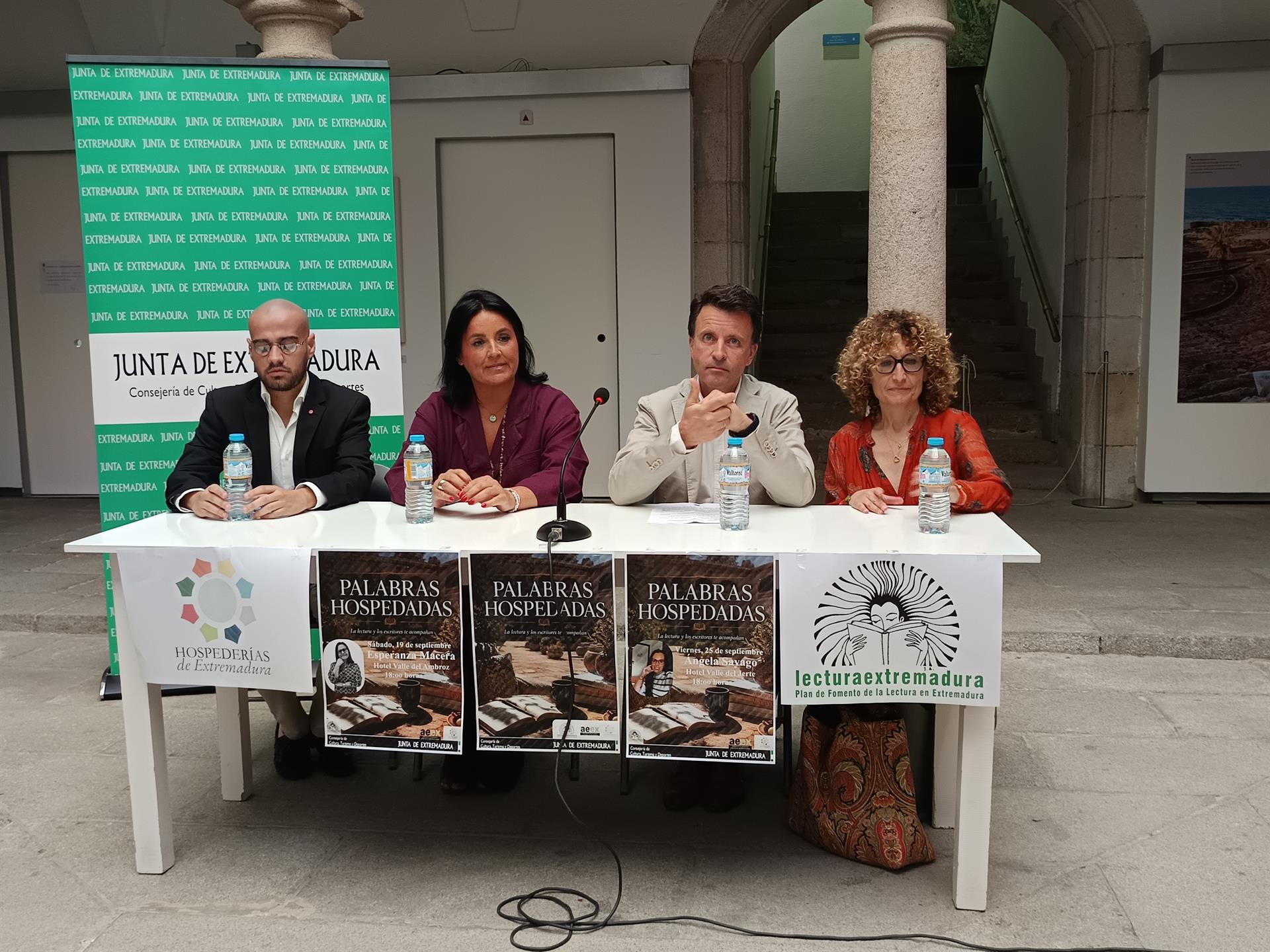 Unos 65 autores extremeños protagonizarán encuentros literarios en las hospederías para dar a conocer sus obras Unos 65 autores extremeños protagonizarán encuentros literarios en las hospederías para dar a conocer sus obras