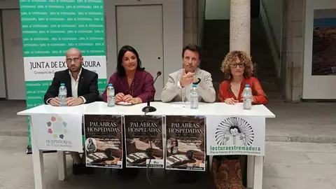 Unos 65 autores extremeños protagonizarán encuentros literarios en las hospederías para dar a conocer sus obras Unos 65 autores extremeños protagonizarán encuentros literarios en las hospederías para dar a conocer sus obras