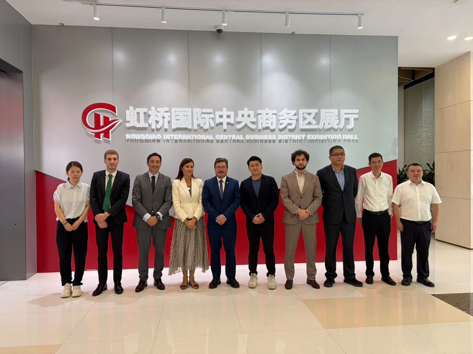 Santamaría presenta en Shanghái las oportunidades de inversión de Extremadura y firma el MOU con Shanghai Hongqiao International Santamaría presenta en Shanghái las oportunidades de inversión de Extremadura y firma el MOU con Shanghai Hongqiao International