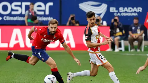 Moncayola ante un jugador del Rayo Moncayola ante un jugador del Rayo