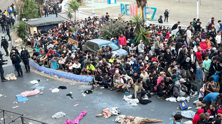 Traslado de migrantes de las playas al puerto de Ceuta Traslado de migrantes de las playas al puerto de Ceuta