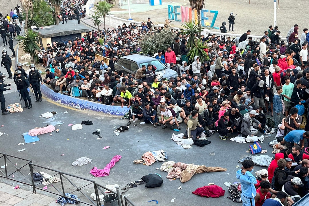 Traslado de migrantes de las playas al puerto de Ceuta Traslado de migrantes de las playas al puerto de Ceuta