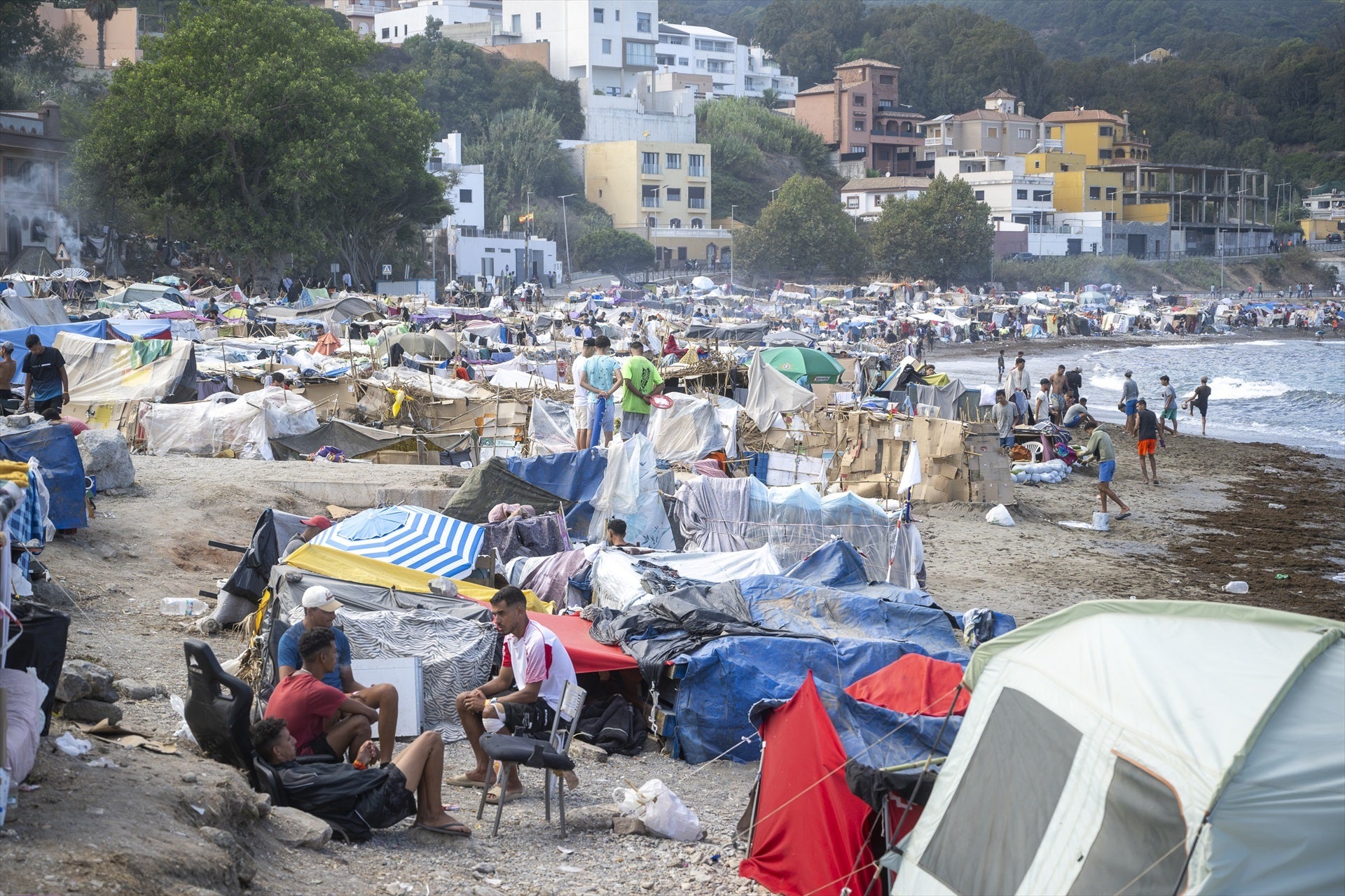 Imagen de archivo de la playa del Trampolín (Ceuta) días antes del traslado de los migrantes al puerto Imagen de archivo de la playa del Trampolín (Ceuta) días antes del traslado de los migrantes al puerto