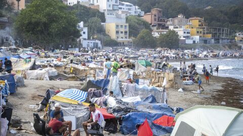 Imagen de archivo de la playa del Trampol&iacute;n (Ceuta) d&iacute;as antes del traslado de los migrantes al puerto