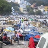 Imagen de archivo de la playa del Trampolín (Ceuta) días antes del traslado de los migrantes al puerto