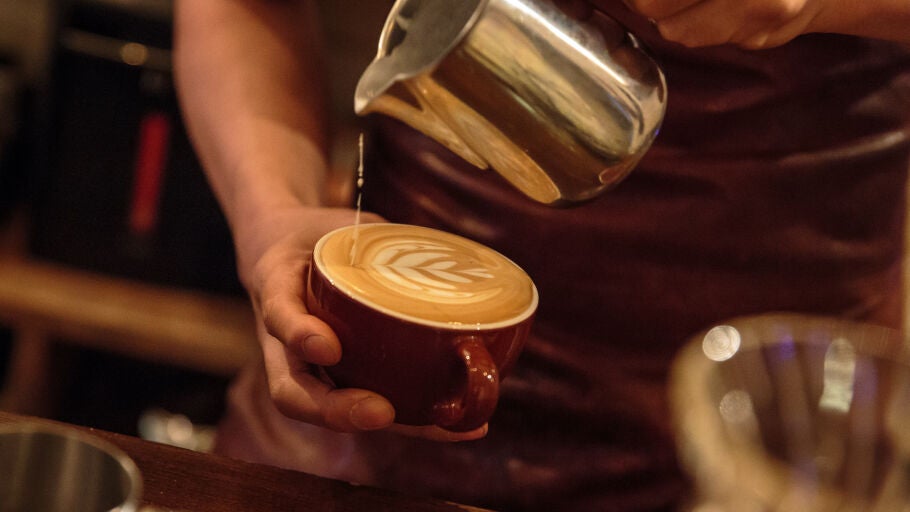 Aprender idiomas para pedir el desayuno: la fiebre del caf&eacute; de especialidad con 'flat white', pistacho y tarta de lim&oacute;n