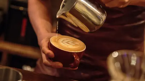 Aprender idiomas para pedir el desayuno: la fiebre del café de especialidad con 'flat white', pistacho y tarta de limón Aprender idiomas para pedir el desayuno: la fiebre del café de especialidad con 'flat white', pistacho y tarta de limón