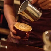 Aprender idiomas para pedir el desayuno: la fiebre del café de especialidad con 'flat white', pistacho y tarta de limón