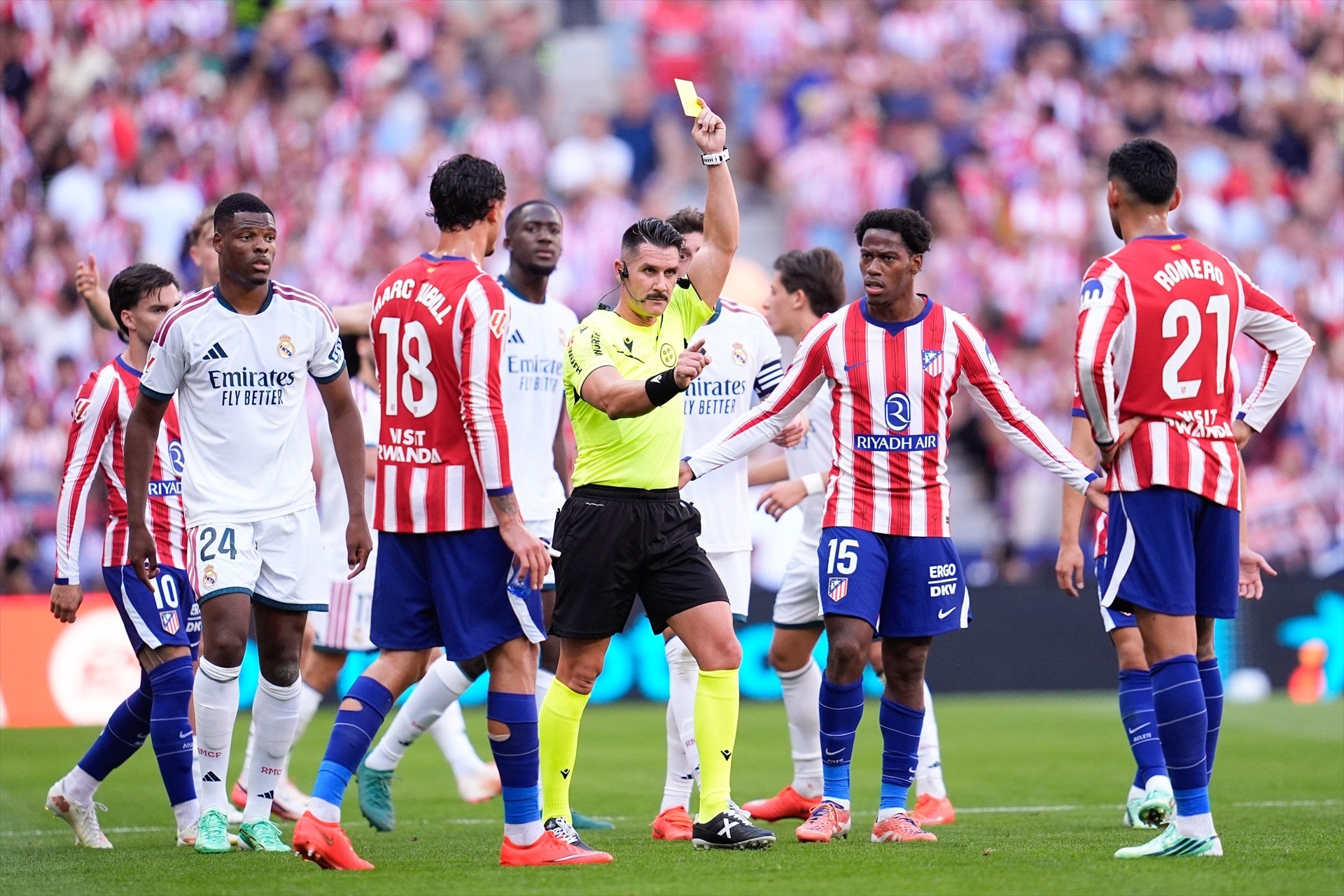 "A mí eso me parece roja": Radioestadio analiza la polémica arbitral del derbi con la no expulsión del Cuti Romero por el pisotón a Bellingham "A mí eso me parece roja": Radioestadio analiza la polémica arbitral del derbi con la no expulsión del Cuti Romero por el pisotón a Bellingham