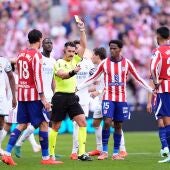 Polémica arbitral en el derbi: ¿era roja para el Cuti Romero?