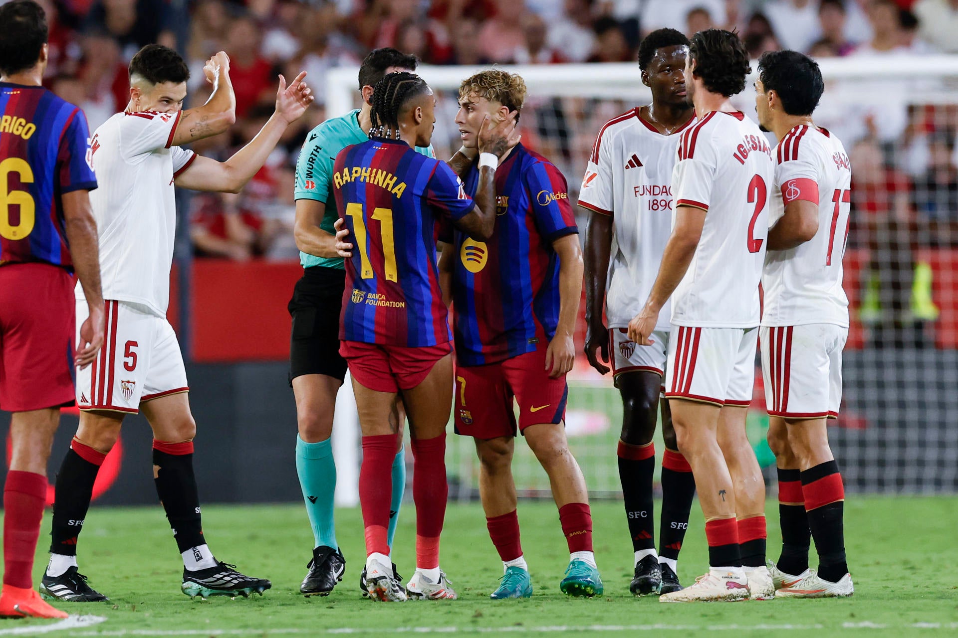 El centrocampista del FC Barcelona Fermín López (c) protesta una acción durante el partido de LaLiga entre el Sevilla FC y FC Barcelona celebrado en el estadio Sánchez-Pizjuán de Sevilla. El centrocampista del FC Barcelona Fermín López (c) protesta una acción durante el partido de LaLiga entre el Sevilla FC y FC Barcelona celebrado en el estadio Sánchez-Pizjuán de Sevilla.
