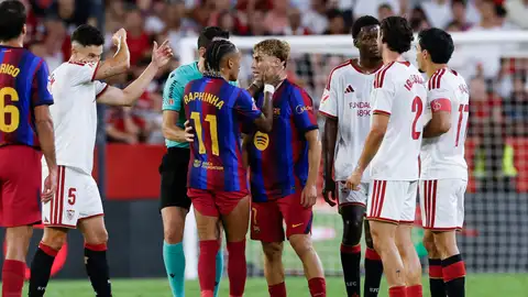 El centrocampista del FC Barcelona Fermín López (c) protesta una acción durante el partido de LaLiga entre el Sevilla FC y FC Barcelona celebrado en el estadio Sánchez-Pizjuán de Sevilla. El centrocampista del FC Barcelona Fermín López (c) protesta una acción durante el partido de LaLiga entre el Sevilla FC y FC Barcelona celebrado en el estadio Sánchez-Pizjuán de Sevilla.