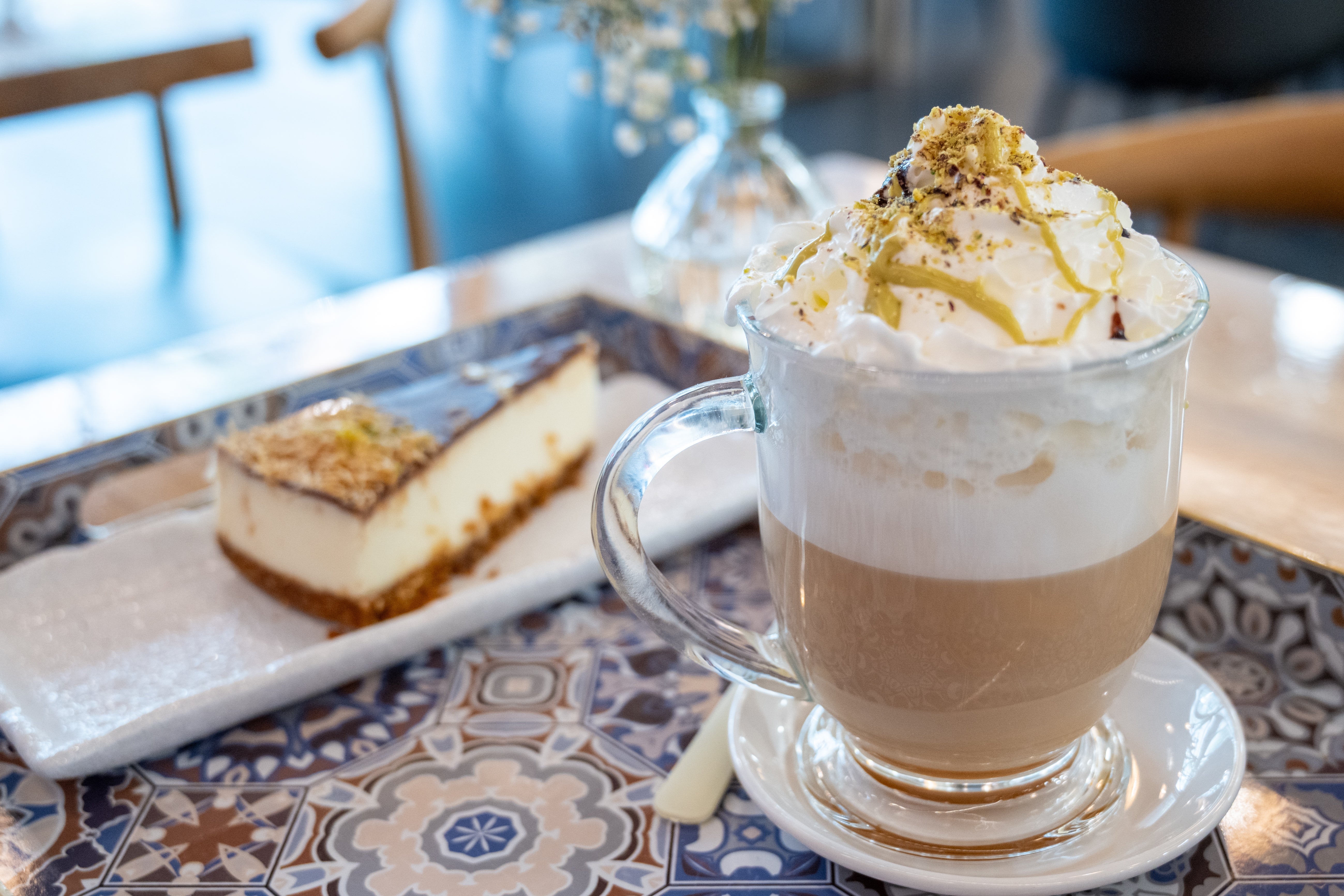 Aprender idiomas para pedir el desayuno: la fiebre del café de especialidad con 'flat white', pistacho y tarta de limón Aprender idiomas para pedir el desayuno: la fiebre del café de especialidad con 'flat white', pistacho y tarta de limón
