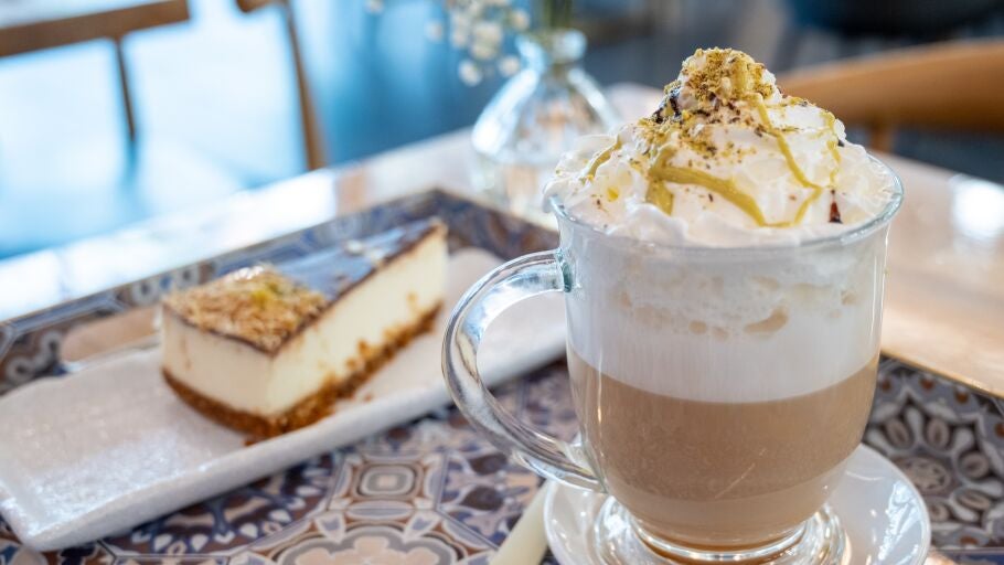 Aprender idiomas para pedir el desayuno: la fiebre del caf&eacute; de especialidad con 'flat white', pistacho y tarta de lim&oacute;n