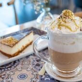 Aprender idiomas para pedir el desayuno: la fiebre del café de especialidad con 'flat white', pistacho y tarta de limón