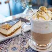 Aprender idiomas para pedir el desayuno: la fiebre del café de especialidad con 'flat white', pistacho y tarta de limón Aprender idiomas para pedir el desayuno: la fiebre del café de especialidad con 'flat white', pistacho y tarta de limón