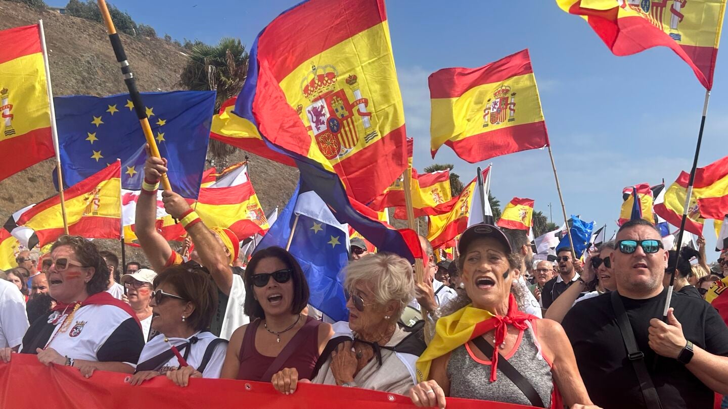 "Un caballa nunca se rinde": m&aacute;s de un millar de ceut&iacute;es se movilizan en la frontera por el "abandono migratorio"