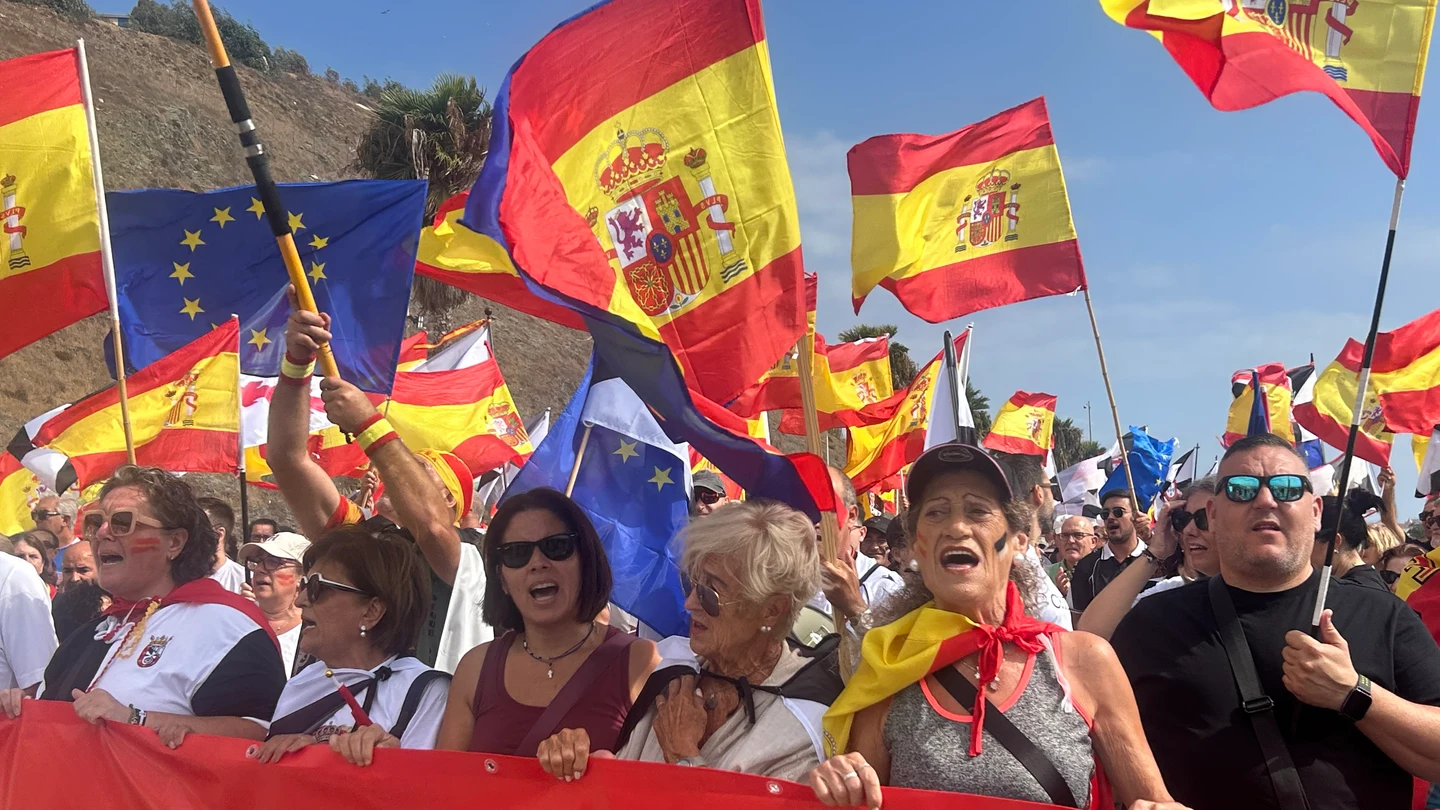"Un caballa nunca se rinde": más de un millar de ceutíes se movilizan en la frontera por el "abandono migratorio" "Un caballa nunca se rinde": más de un millar de ceutíes se movilizan en la frontera por el "abandono migratorio"