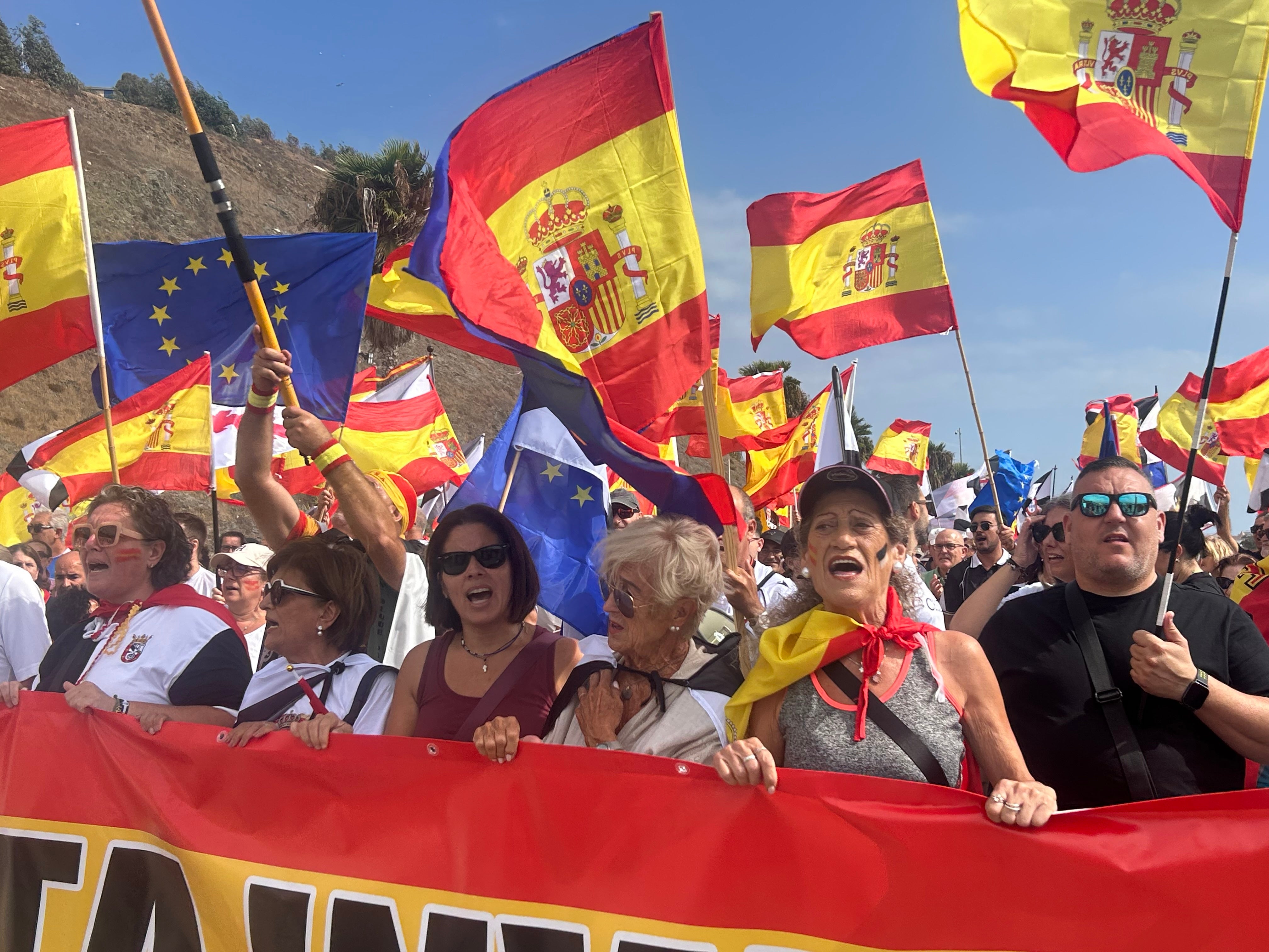 "Un caballa nunca se rinde": más de un millar de ceutíes se movilizan en la frontera por el "abandono migratorio" "Un caballa nunca se rinde": más de un millar de ceutíes se movilizan en la frontera por el "abandono migratorio"