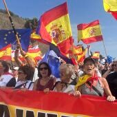 "Un caballa nunca se rinde": más de un millar de ceutíes se movilizan en la frontera por el "abandono migratorio"