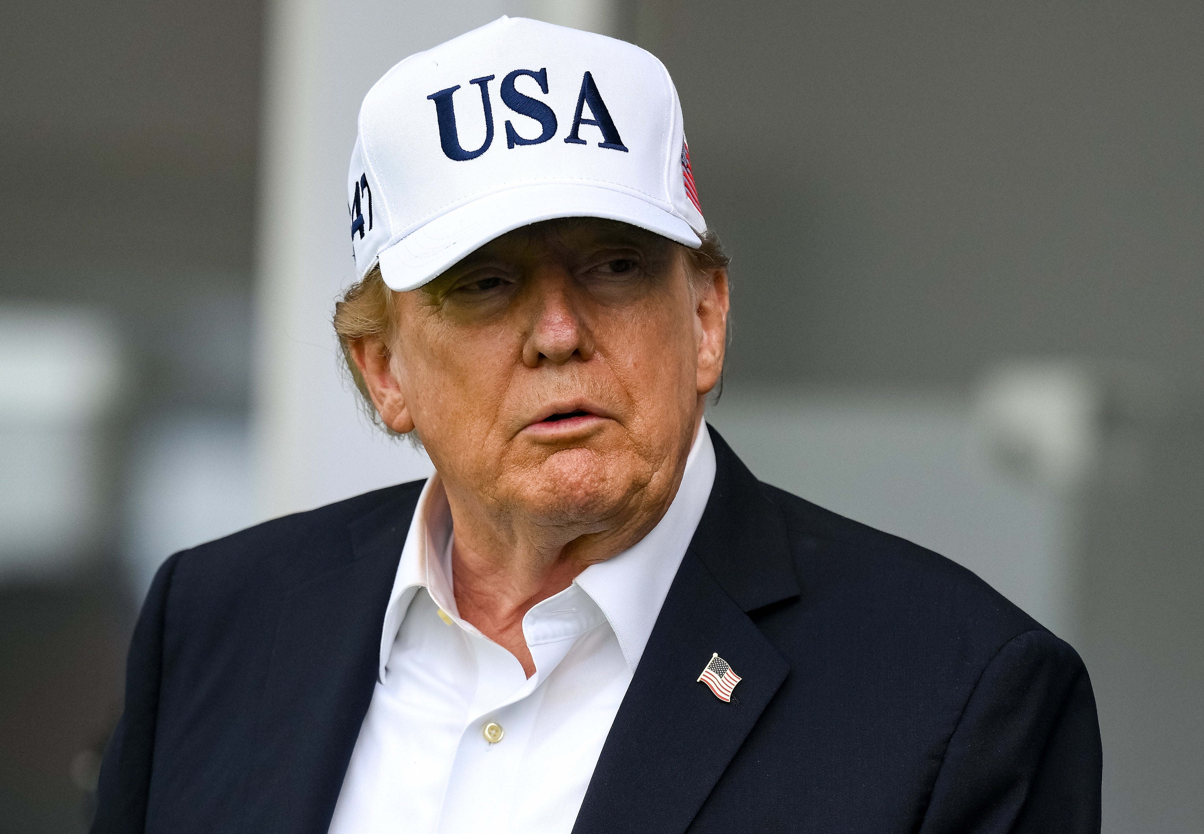 Las principales cadenas de televisión de EE.UU. retiran la cobertura de Trump tras el veto a tres medios Las principales cadenas de televisión de EE.UU. retiran la cobertura de Trump tras el veto a tres medios