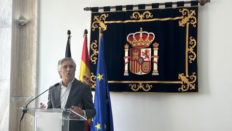 El ministro del Interior, Fernando Grande-Marlaska, atiende a los medios tras su visita a varias instalaciones habilitadas para alojar a migrantes El ministro del Interior, Fernando Grande-Marlaska, atiende a los medios tras su visita a varias instalaciones habilitadas para alojar a migrantes