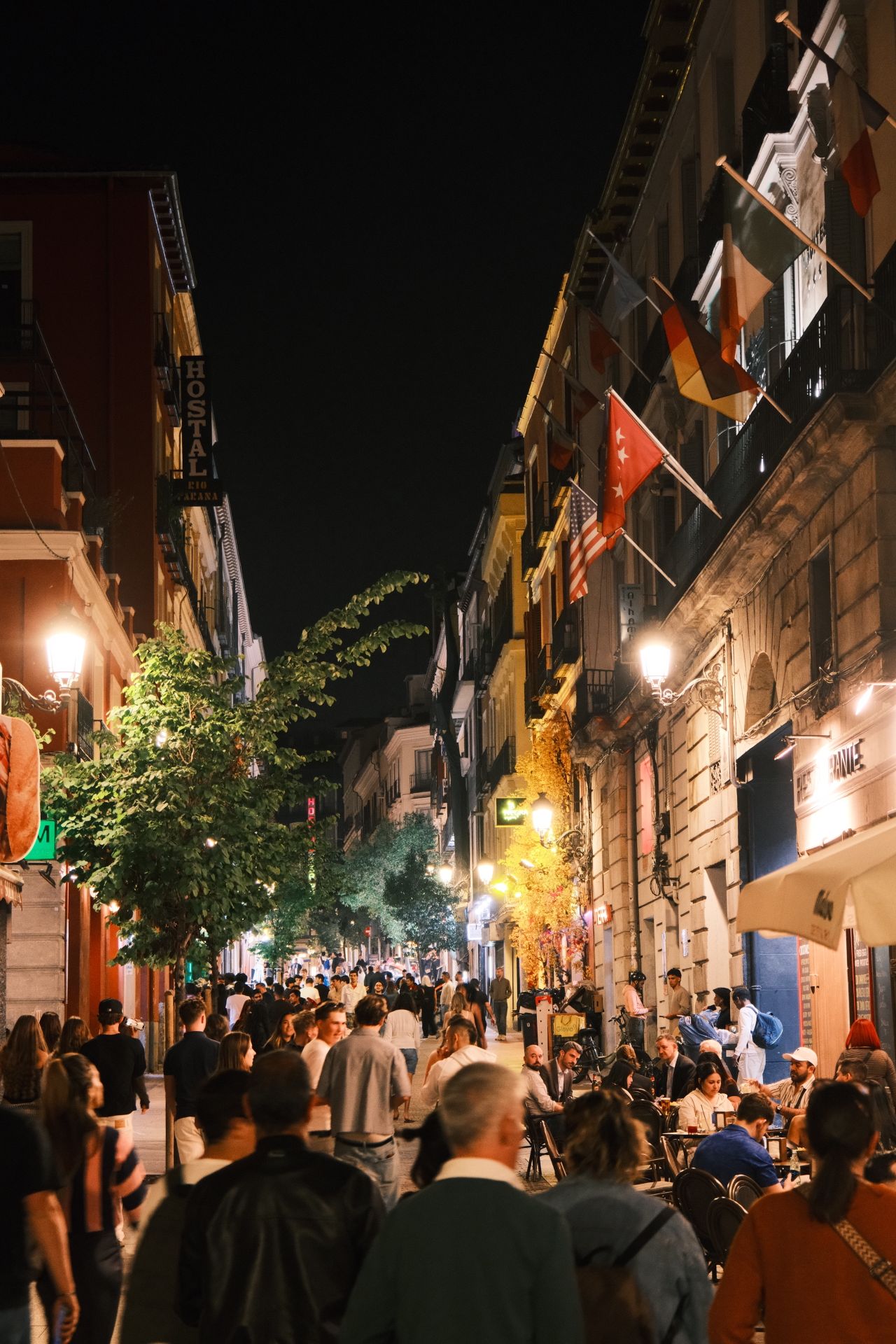 Zona de ocio nocturno con terrazas y viviendas Zona de ocio nocturno con terrazas y viviendas