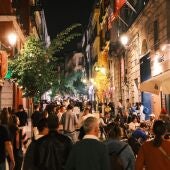 Zona de ocio nocturno con terrazas y viviendas