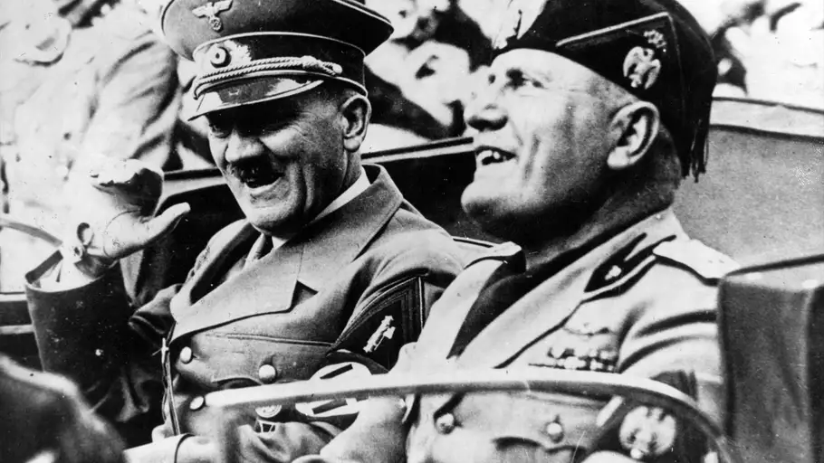 Adolf Hitler junto a Benito Mussolini Adolf Hitler junto a Benito Mussolini